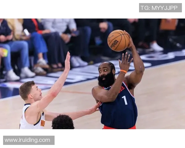 哈登与足球明星亲密互动畅谈运动梦想引发球迷热议