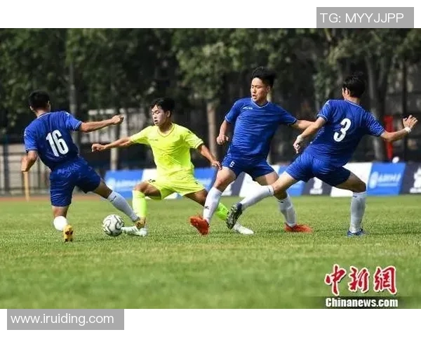 足球明星三联壁画展现绿茵场上的传奇瞬间与辉煌成就 足球明星三联壁画展现绿茵场上的传奇瞬间与辉煌成就