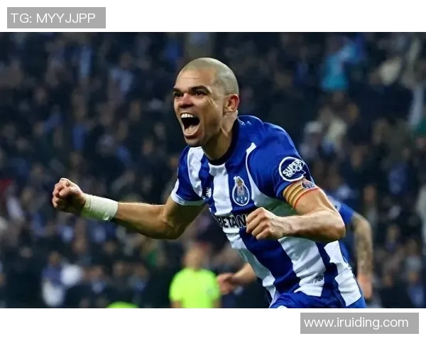 蓝色衣服的足球明星二号在赛场上的精彩表现与背后的故事 蓝色衣服的足球明星二号在赛场上的精彩表现与背后的故事