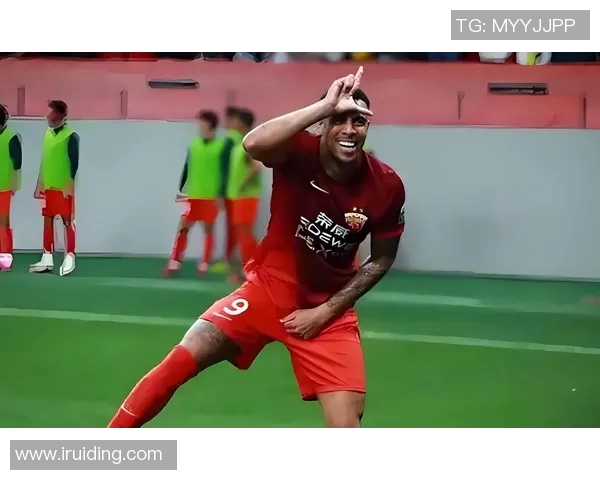 足球明星戴面罩照片真相揭秘引发球迷热议与关注